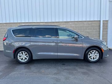 2022 Chrysler Pacifica Touring L in a Ceramic Gray Clear Coat exterior color and Black/Alloy/Blackinterior. Wilmington Auto Center Chrysler Dodge Jeep Ram (937) 556-6430 wilmingtonautocentercdjr.com 