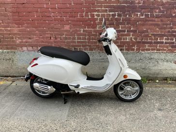 2024 Vespa PRIMAVERA 150  in a BIANCO INNOCENTE exterior color. Northwest Moto 206-783-2323 northwestmoto.com 