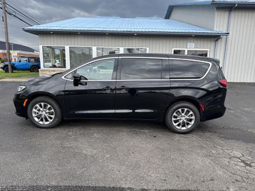 New 2026 Chrysler Pacifica Select Awd