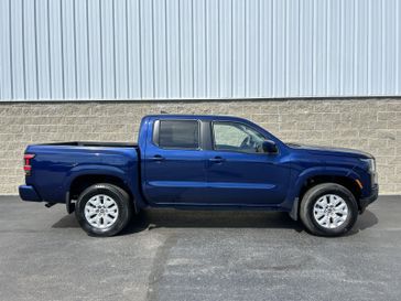 2023 Nissan Frontier SV Crew Cab 4x4 Auto in a Deep Blue Pearl exterior color and Charcoalinterior. Wilmington Auto Center Chrysler Dodge Jeep Ram (937) 556-6430 wilmingtonautocentercdjr.com 