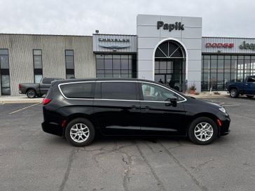Used 2025 Chrysler Pacifica Select