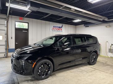 New 2027 Chrysler Pacifica Limited Awd