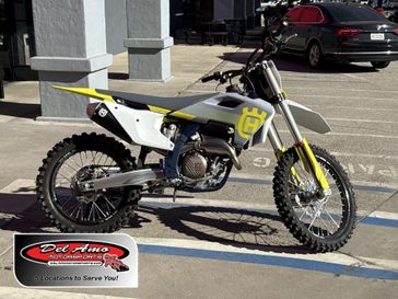 2024 HUSQVARNA FC 250  in a WHITE exterior color. Del Amo Motorsports of Los Angeles (562) 262-9181 delamomotorsports.com 