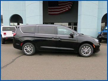New 2026 Chrysler Pacifica Select