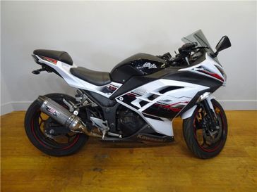2014 Kawasaki Ninja in a White exterior color. New England Powersports 978 338-8990 pixelmotiondemo.com 