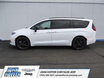 New 2026 Chrysler Pacifica Select Awd