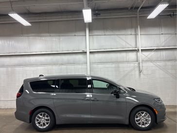 New 2025 Chrysler Pacifica Select