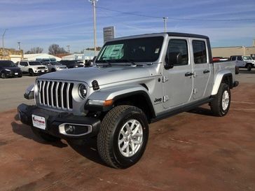2023 Jeep Gladiator Sport S 4x4 in a Silver Zynith Clear Coat exterior color and Blackinterior. Matthews Chrysler Dodge Jeep Ram 918-276-8729 cyclespecialties.com 