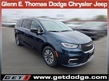 2025 Chrysler Pacifica Plug-in Hybrid Select