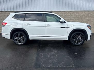 2021 Volkswagen Atlas 3.6L V6 SE w/Technology R-Line in a Pure White exterior color and Mauro Browninterior. Wilmington Auto Center Chrysler Dodge Jeep Ram (937) 556-6430 wilmingtonautocentercdjr.com 