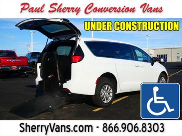 Used 2025 Chrysler Pacifica Select