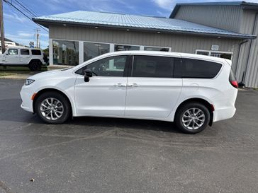 New 2026 Chrysler Pacifica Select Awd