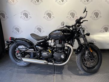 2025 Triumph BONNEVILLE BOBBER  in a PG / JET BLACK exterior color. BMW Motorcycles of New Orleans 504-595-6776 motojulia.com 