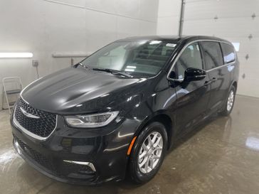 New 2025 Chrysler Pacifica Select