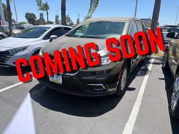 Used 2025 Chrysler Pacifica Select
