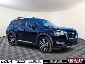 Used 2025 Nissan Pathfinder Platinum