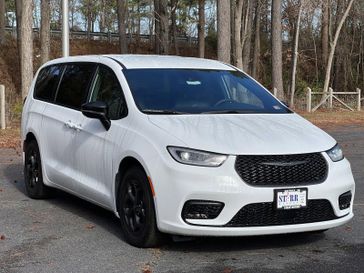 2024 Chrysler Pacifica Plug-in Hybrid S Appearance