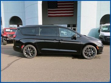 New 2026 Chrysler Pacifica Select