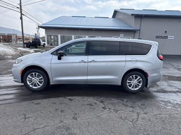 New 2026 Chrysler Pacifica Select Awd
