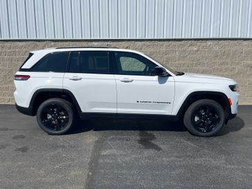 2024 Jeep Grand Cherokee Altitude X 4x4 in a Bright White Clear Coat exterior color and Global Blackinterior. Wilmington Auto Center Chrysler Dodge Jeep Ram (937) 556-6430 wilmingtonautocentercdjr.com 