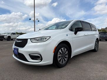 Used 2024 Chrysler Pacifica Hybrid Select