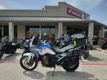 Used 2021 Honda AFRICA TWIN DCT  in a white exterior color. Kent Motorsports (830) 624-3000 kentmotorsports.com 