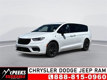 2024 Chrysler Pacifica Plug-in Hybrid S Appearance in a Bright White Clear Coat exterior color. McPeek's Chrysler Dodge Jeep Ram of Anaheim 888-861-6929 mcpeeksdodgeanaheim.com 