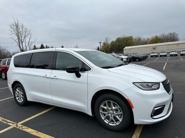 2026 Chrysler Pacifica Select's photo