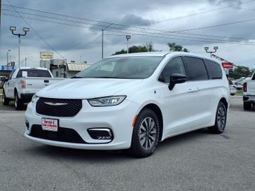 Used 2024 Chrysler Pacifica Hybrid Select