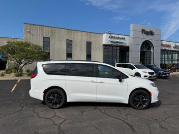 New 2026 Chrysler Pacifica Limited Awd