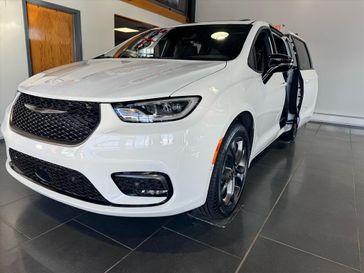 New 2026 Chrysler Pacifica Select Awd