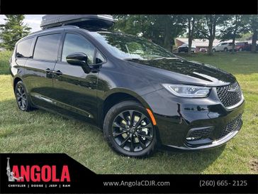 New 2025 Chrysler Pacifica Select