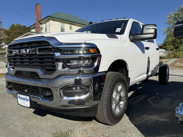 New 2025 RAM 3500 Tradesman Crew Cab Chassis 4x4 60' Ca