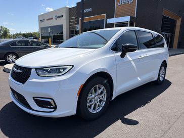 New 2026 Chrysler Pacifica Select
