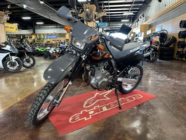 2025 SUZUKI DR 650S SOLID BLACK AND IRON GREY