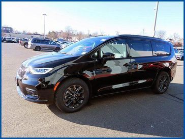 New 2026 Chrysler Pacifica Select