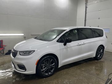 New 2026 Chrysler Pacifica Select