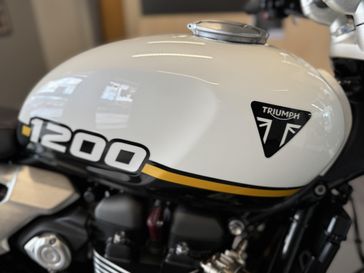 2025 Triumph Speed Twin 1200 CRYSTAL WHITE / SAPPHIRE BLACK 