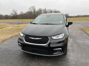 New 2026 Chrysler Pacifica Select