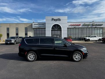 Used 2025 Chrysler Pacifica Select