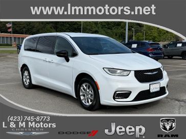 Used 2025 Chrysler Pacifica Select