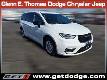 New 2026 Chrysler Pacifica Select