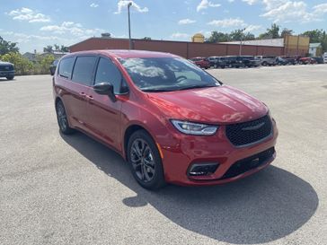 2026 Chrysler Pacifica Select's photo