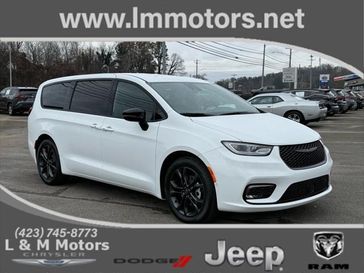 New 2026 Chrysler Pacifica Select