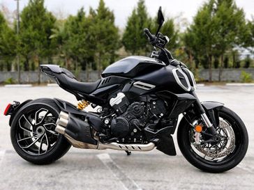 2023 Ducati Diavel V4 in a BLACK exterior color. Euro Cycles of Tampa Bay 813-926-9937 eurocyclesoftampabay.com 