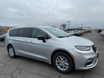 New 2026 Chrysler Pacifica Select