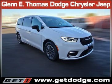 2024 Chrysler Pacifica Plug-in Hybrid Select