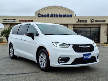 New 2026 Chrysler Pacifica Select