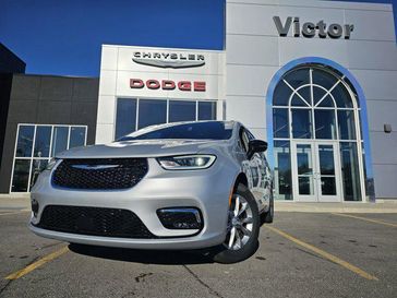 New 2026 Chrysler Pacifica Select Awd