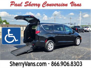 Used 2025 Chrysler Pacifica Select